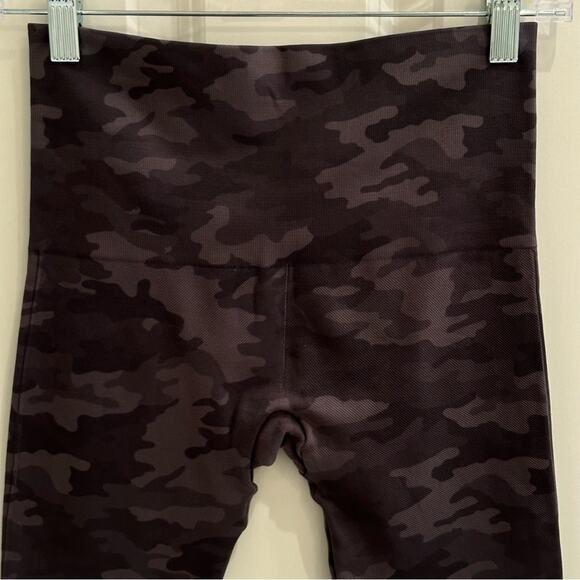SPANX Cropped Look at Me Now Seamless Leggings, Camo, Size Medium - Picture 3 of 8